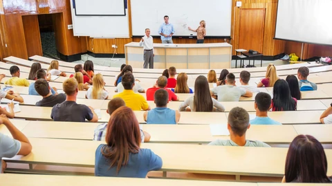 Vorlesungssaal mit Studierenden – statistische Auswertung und Beratung für Bachelorarbeit, Masterarbeit und Doktorarbeit